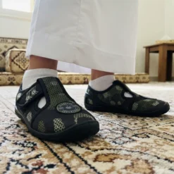 ولد يرتدي حذاء كامو للأولاد 3F إيربورن مع ثوب أبيض وجوارب بيضاء — منظر أمامي على سجادة شرقية