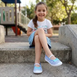 فتاة ترتدي حذاء ماري جين المخطط بفيونكة من 3F Freedom for Feet